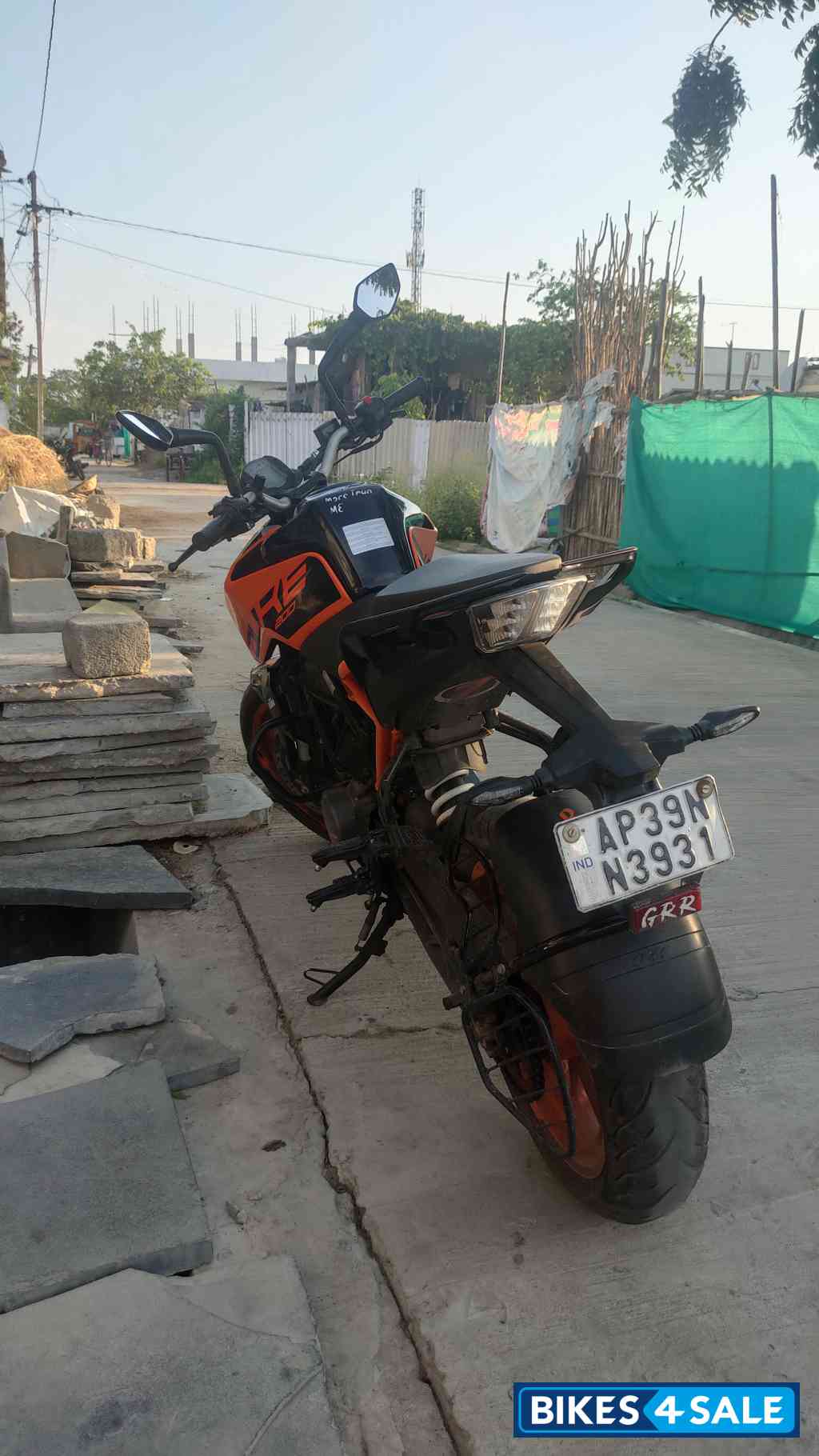 Orange KTM Duke 200 2022