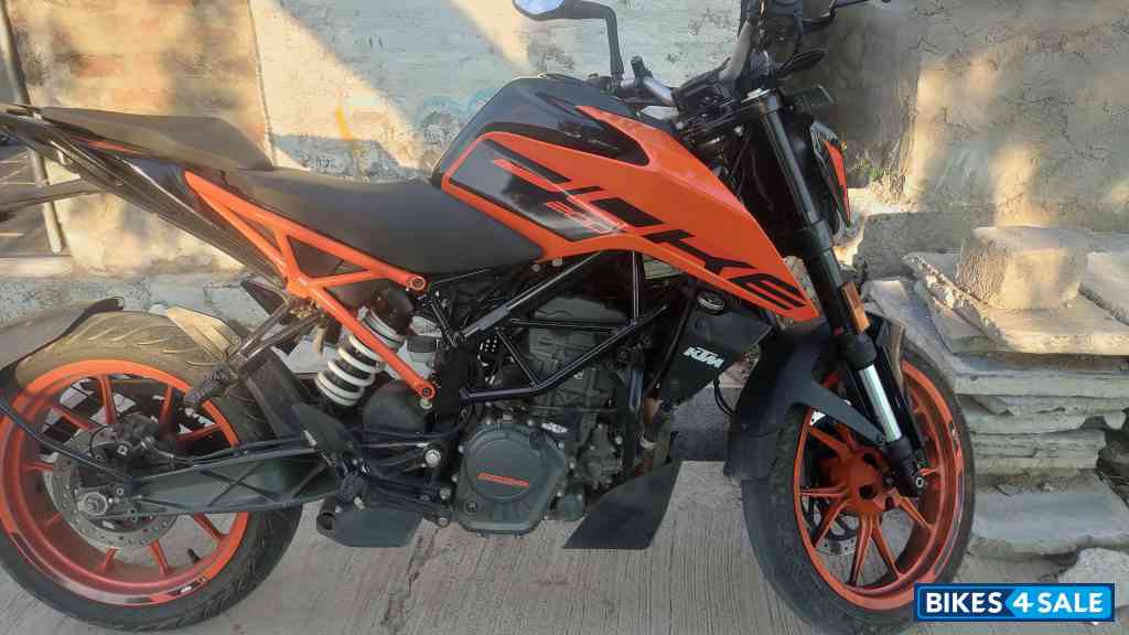 Orange KTM Duke 200 2022 Orange KTM Duke 200 2022