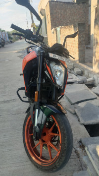 Orange KTM Duke 200 2022