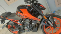 Orange KTM Duke 200 2022