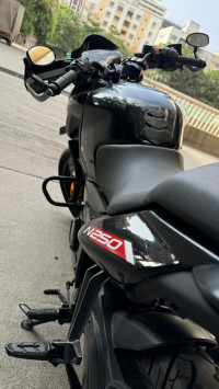 Brooklyn Black Bajaj Pulsar N250 Dual Channel ABS