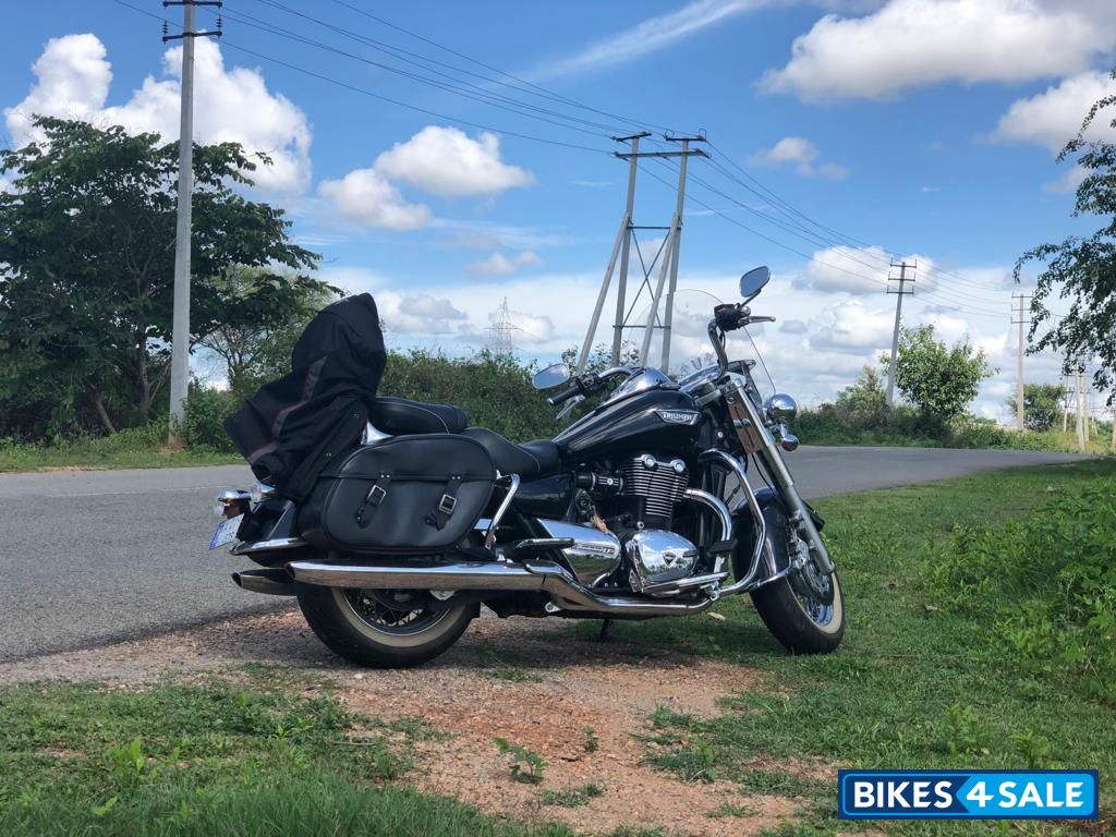 Black Triumph Thunderbird LT