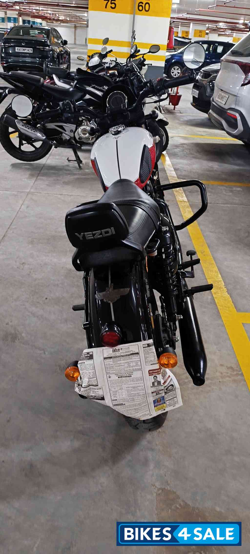 Yezdi Roadster Dual Tone Yezdi Roadster Dual Tone