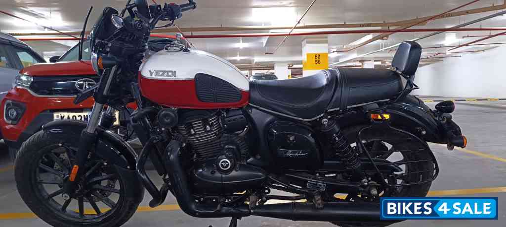 Yezdi Roadster Dual Tone Yezdi Roadster Dual Tone