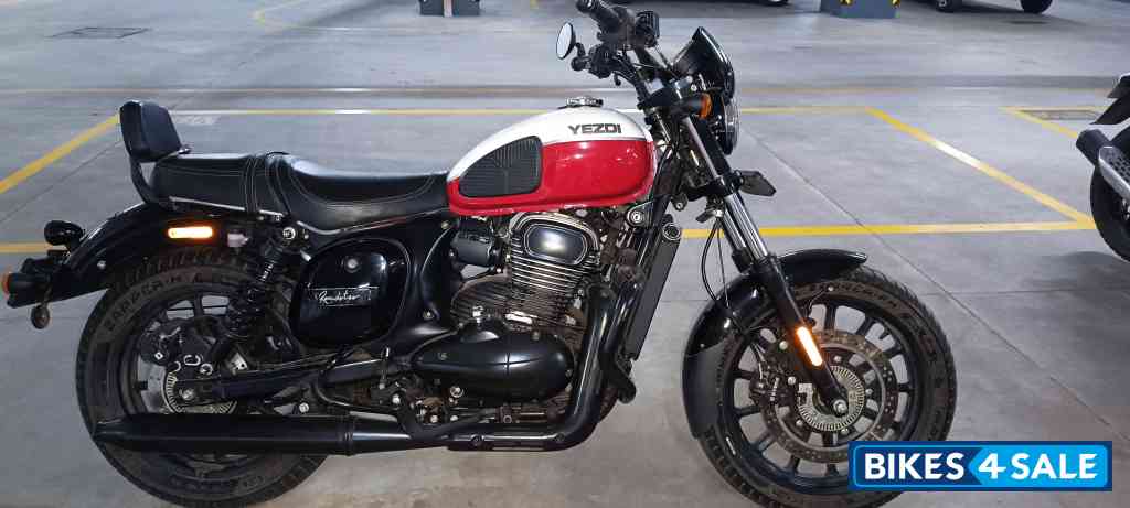 Yezdi Roadster Dual Tone Yezdi Roadster Dual Tone