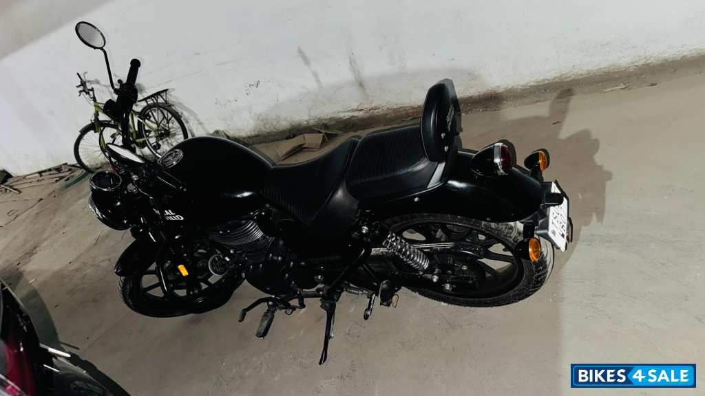 Custom Black Royal Enfield 2022 Meteor 350