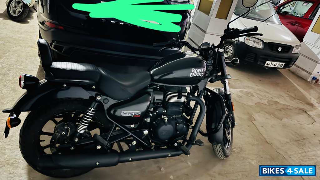 Custom Black Royal Enfield 2022 Meteor 350