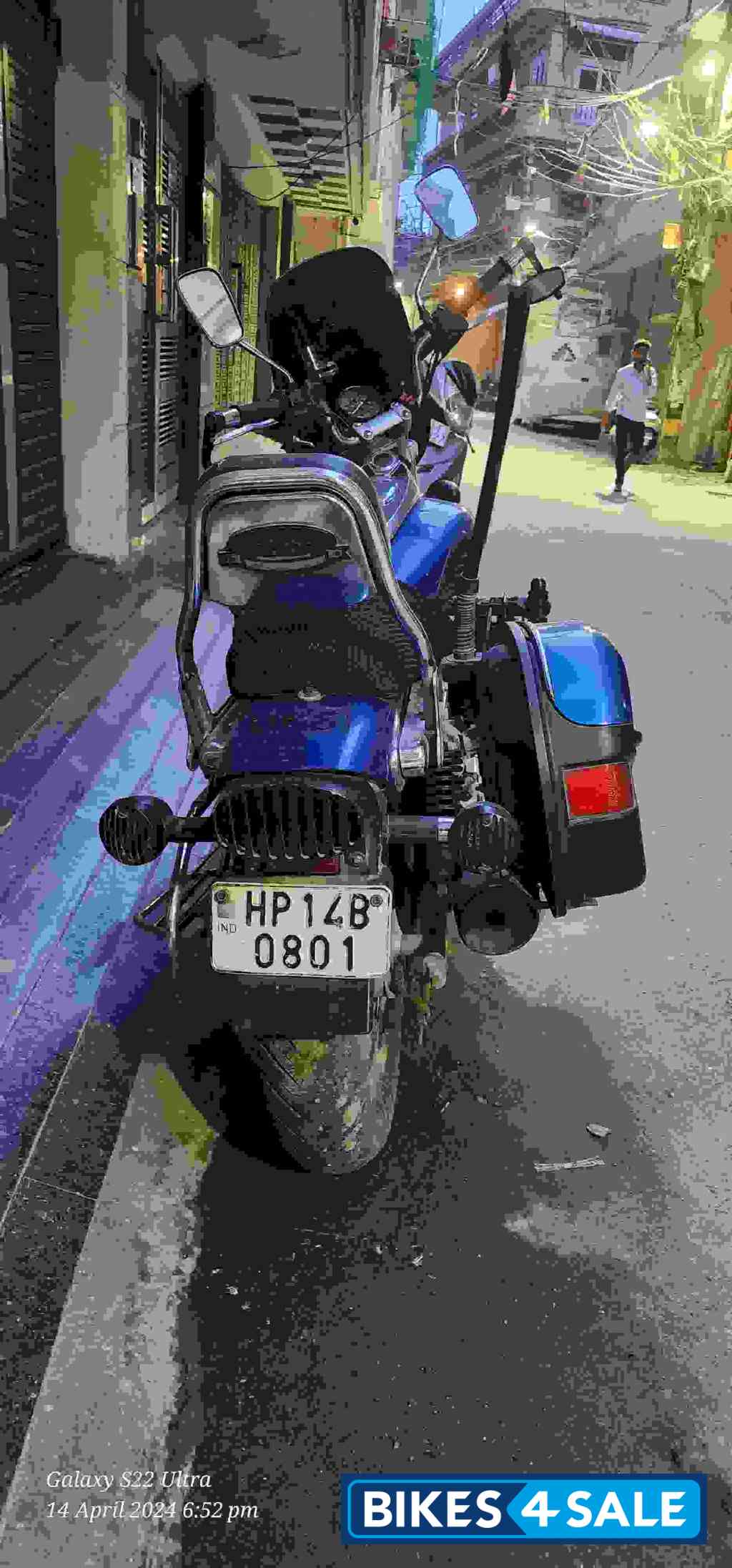 Blue Bajaj Avenger 220 DTS-i Blue Bajaj Avenger 220 DTS-i