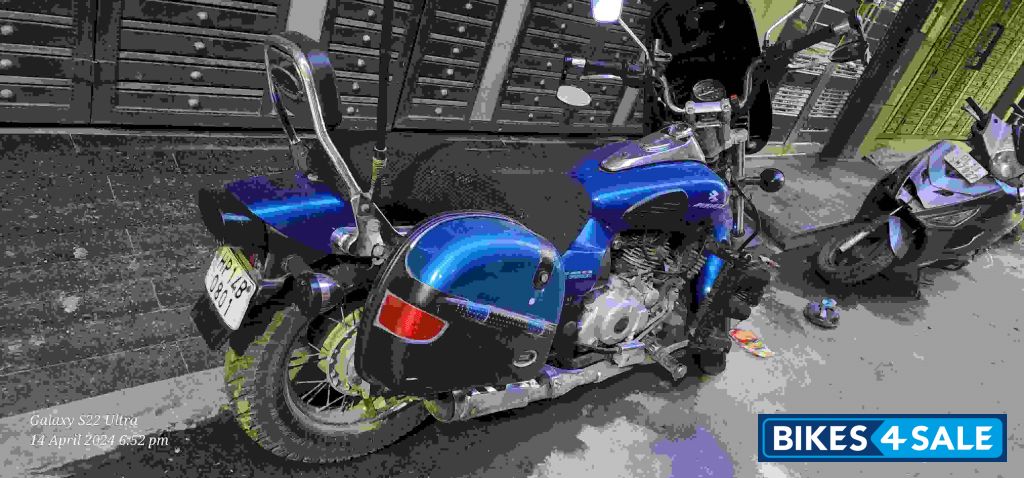 Blue Bajaj Avenger 220 DTS-i Blue Bajaj Avenger 220 DTS-i