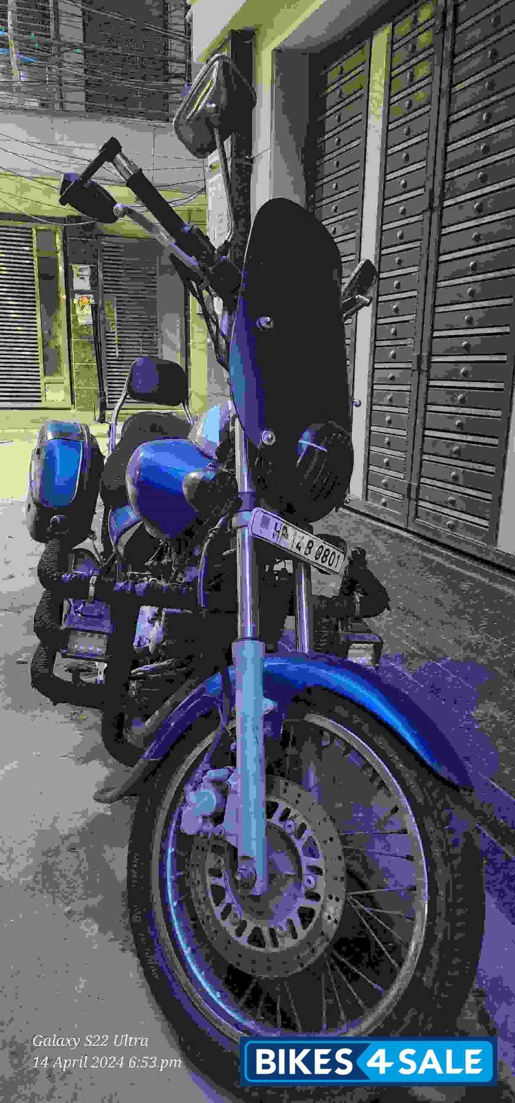 Blue Bajaj Avenger 220 DTS-i Blue Bajaj Avenger 220 DTS-i
