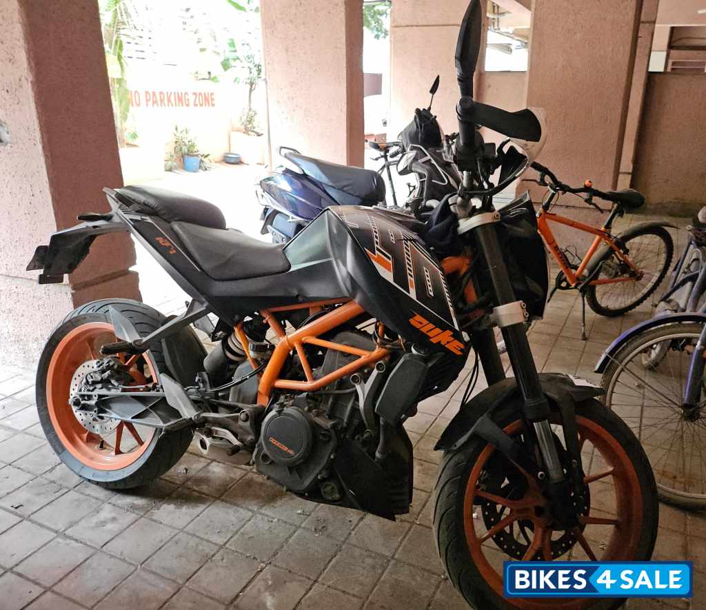 Black KTM Duke 390