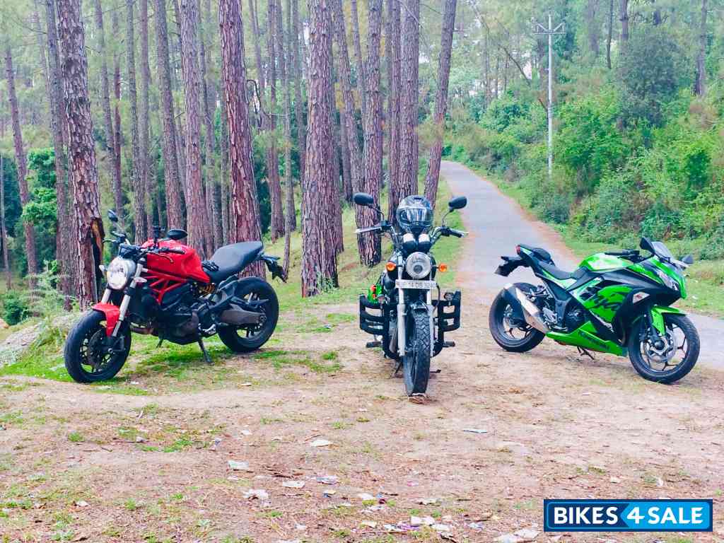 Black Royal Enfield Thunderbird 350