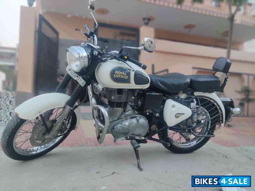 White Royal Enfield Classic 350