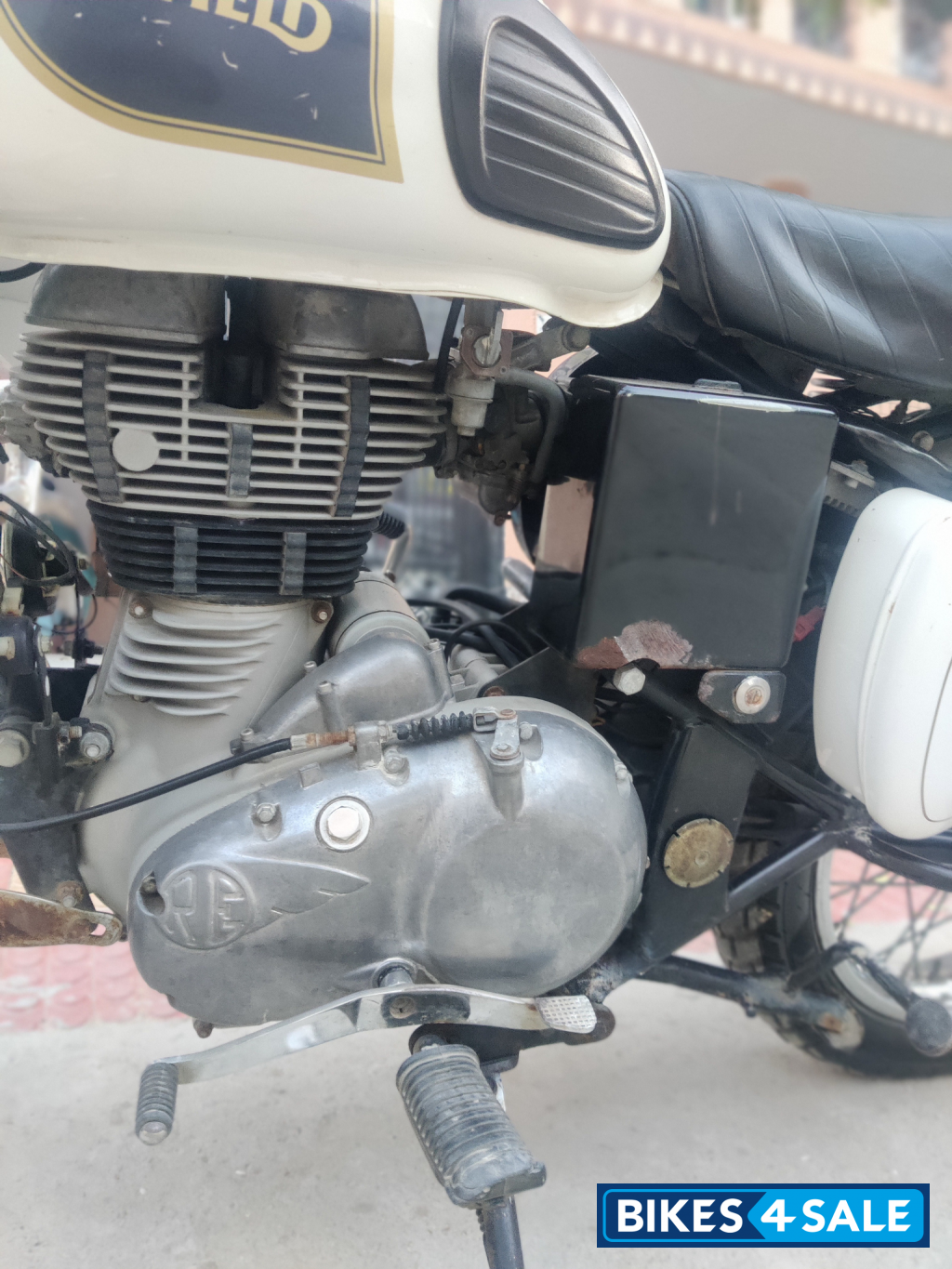 White Royal Enfield Classic 350 White Royal Enfield Classic 350