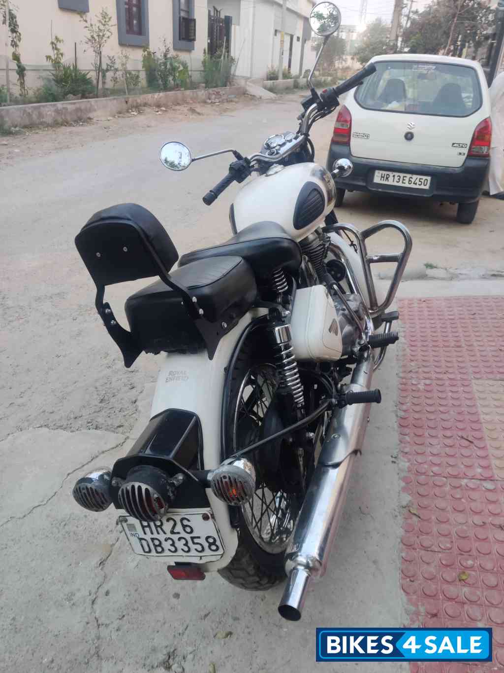 White Royal Enfield Classic 350 White Royal Enfield Classic 350