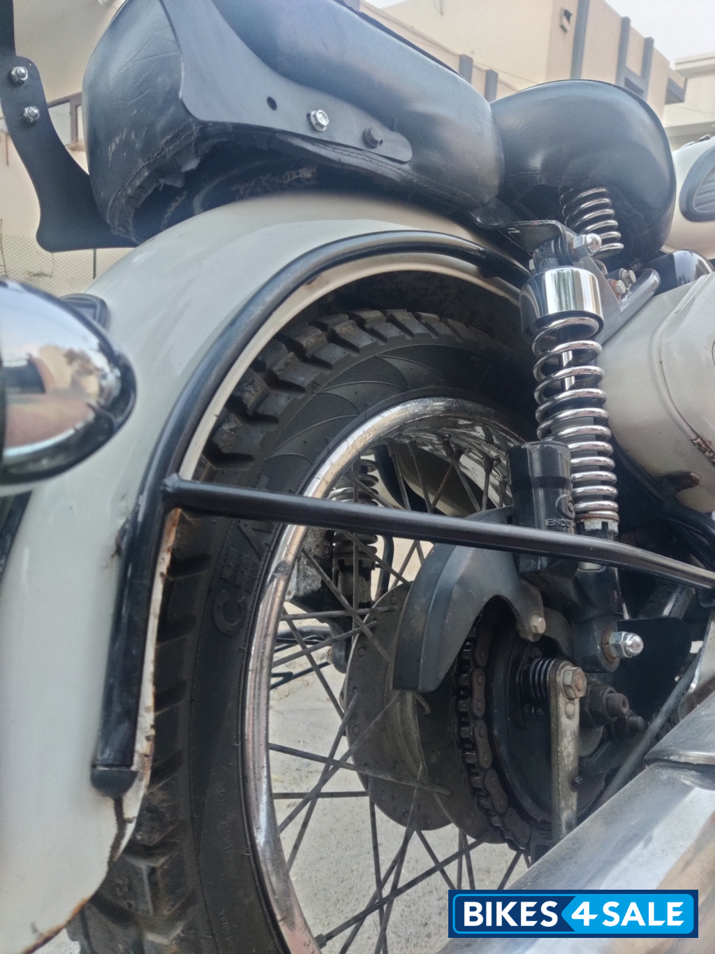 White Royal Enfield Classic 350 White Royal Enfield Classic 350