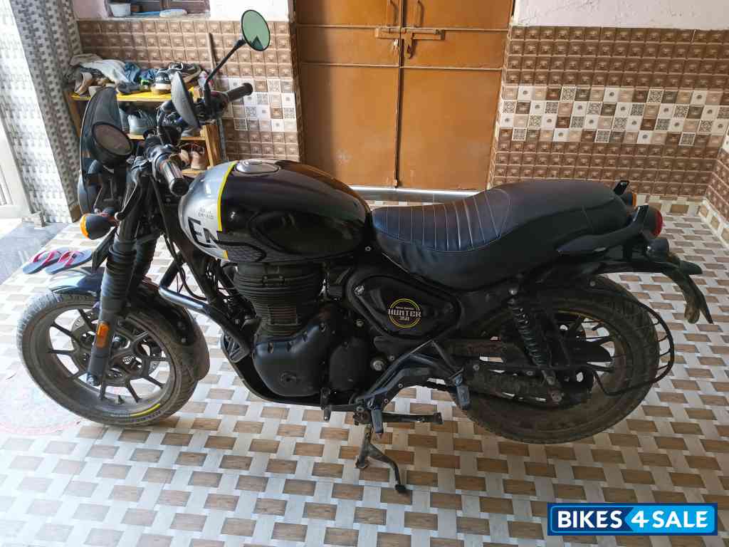 Black Royal Enfield Hunter 350 Metro