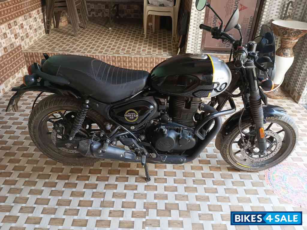 Black Royal Enfield Hunter 350 Metro