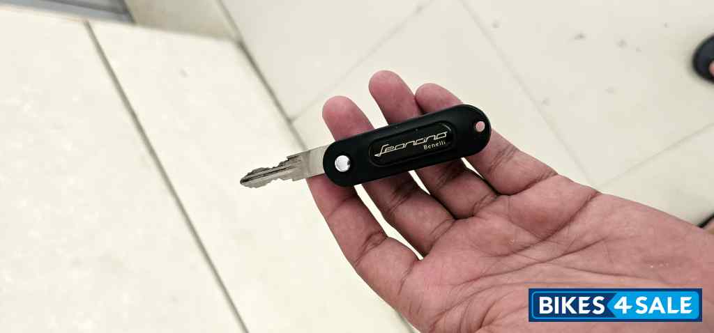 Red Benelli Leoncino 500 BS6