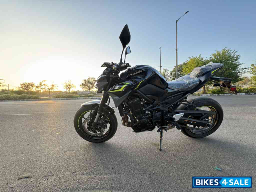 Black Kawasaki Z900 2024
