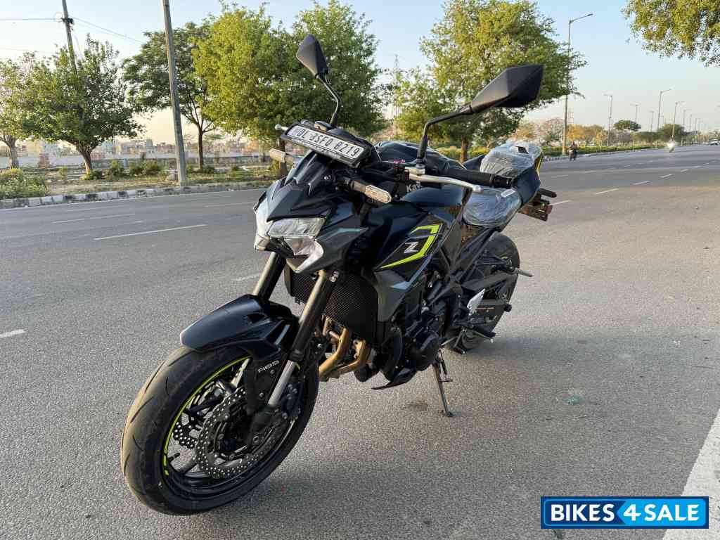 Black Kawasaki Z900 2024