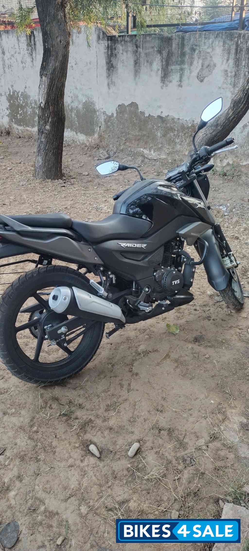 Wicked Black TVS Raider 125