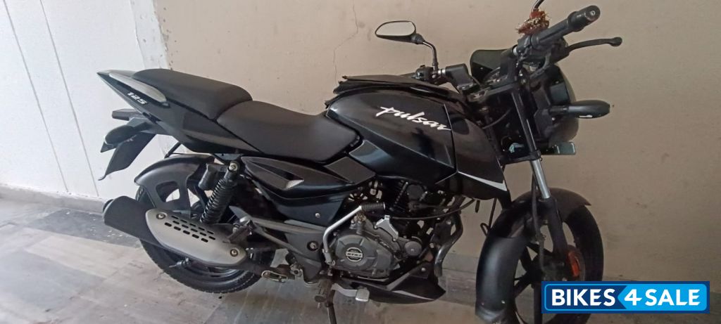 Black Bajaj Pulsar 125 Split Seat