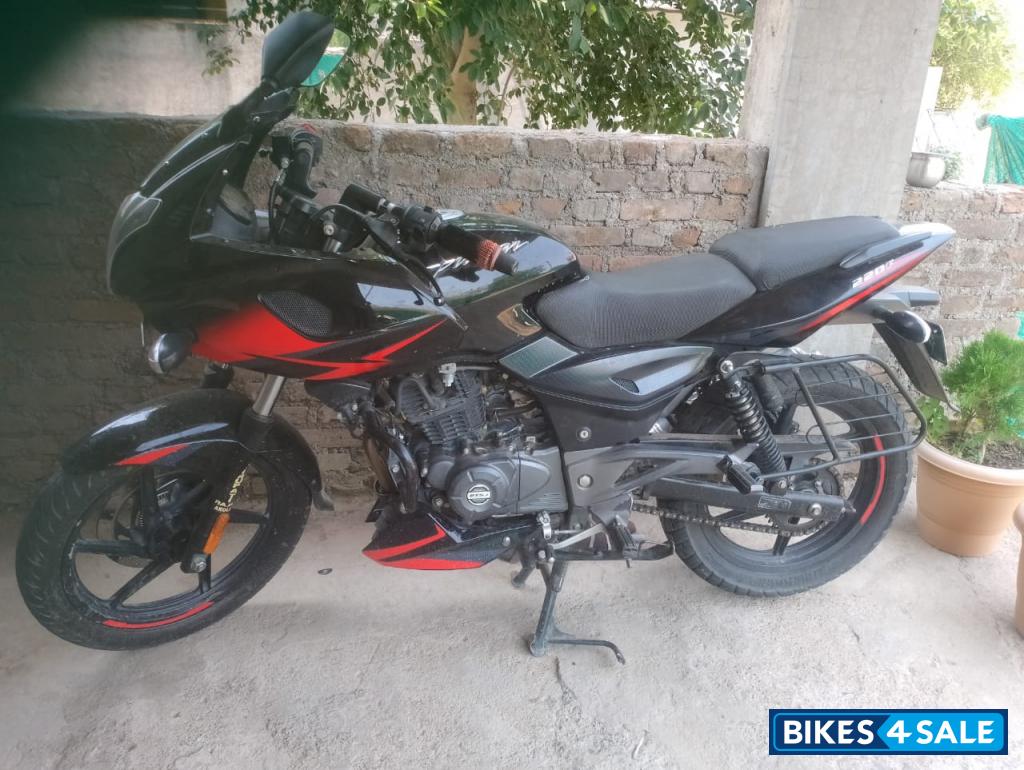 Bajaj Pulsar 220F