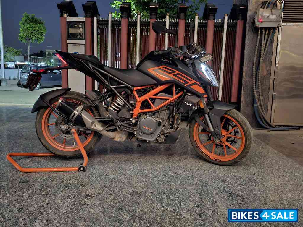 Phantom Black KTM Duke 250