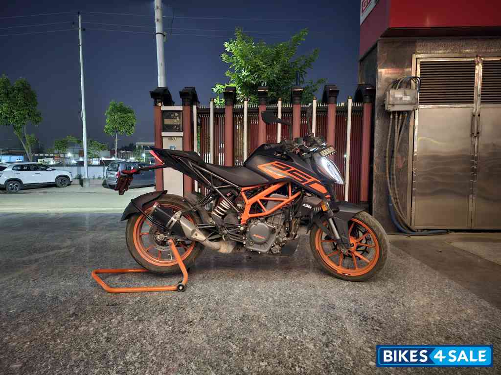 Phantom Black KTM Duke 250