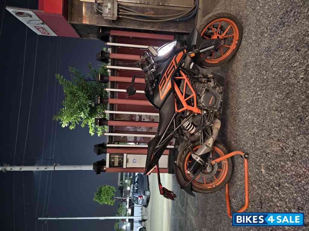 Phantom Black KTM Duke 250