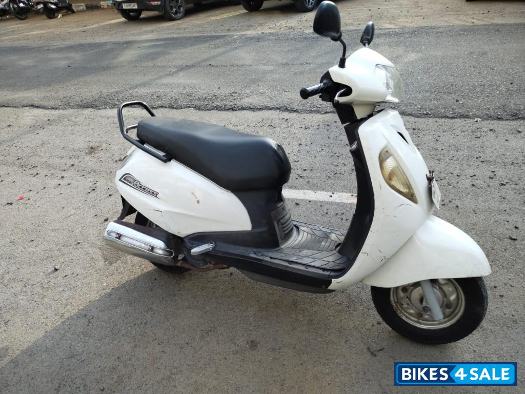 White Suzuki Access 125