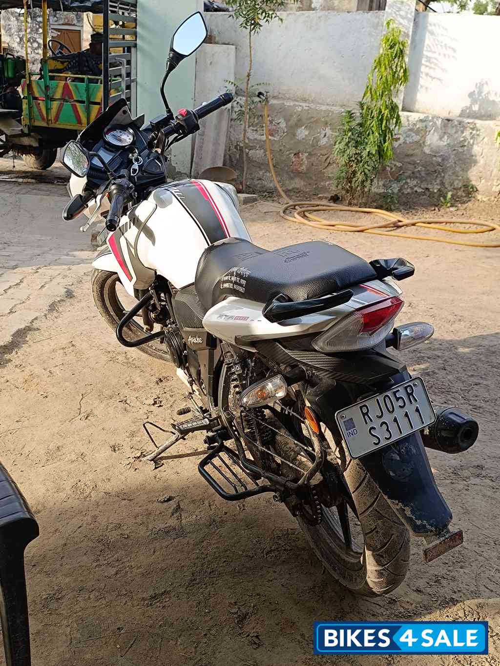 White TVS Apache RTR 160 4V BS6 White TVS Apache RTR 160 4V BS6