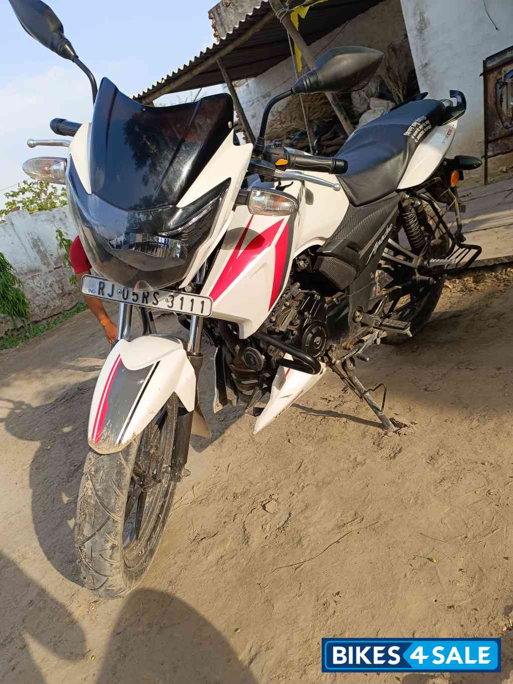 White TVS Apache RTR 160 4V BS6 White TVS Apache RTR 160 4V BS6