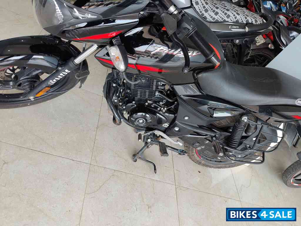 Black Bajaj Pulsar 125 Carbon Fibre Disc Single Seat