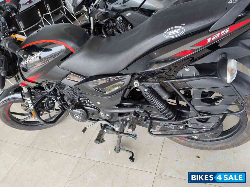 Black Bajaj Pulsar 125 Carbon Fibre Disc Single Seat