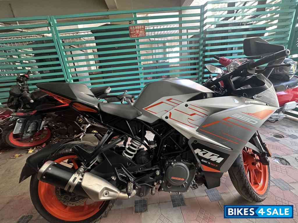 Metallic Silver KTM RC 390