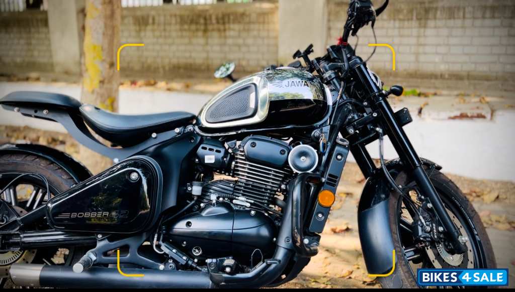 Jawa 42 Bobber Black Mirror