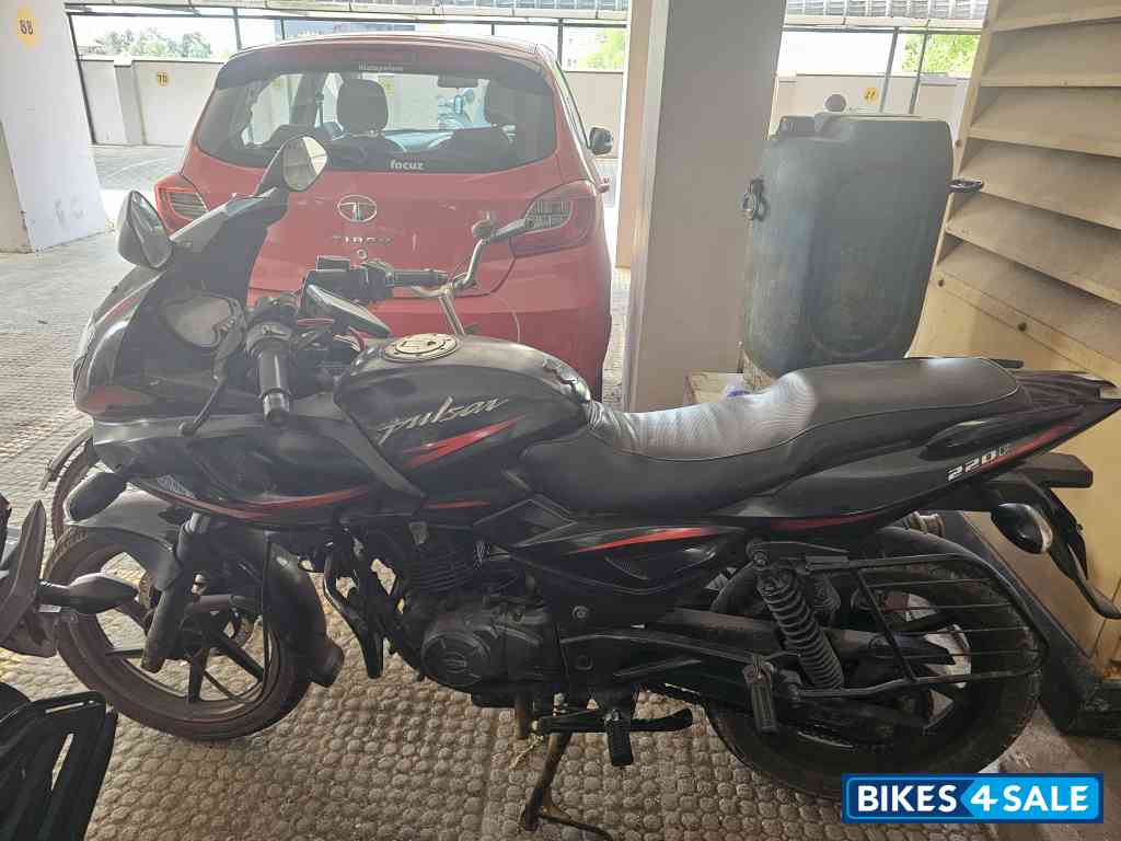 Bajaj Pulsar 220F