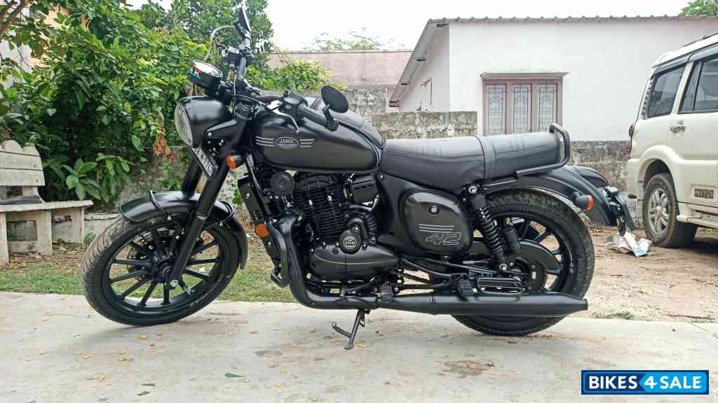 Black Jawa forty two BS6