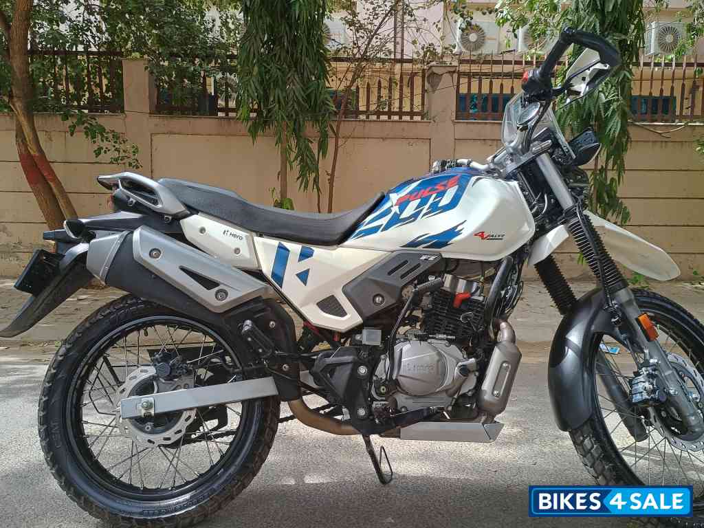 White Hero Xpulse 200 4V 2023 Edition