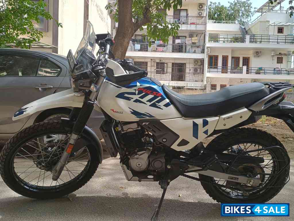 White Hero Xpulse 200 4V 2023 Edition