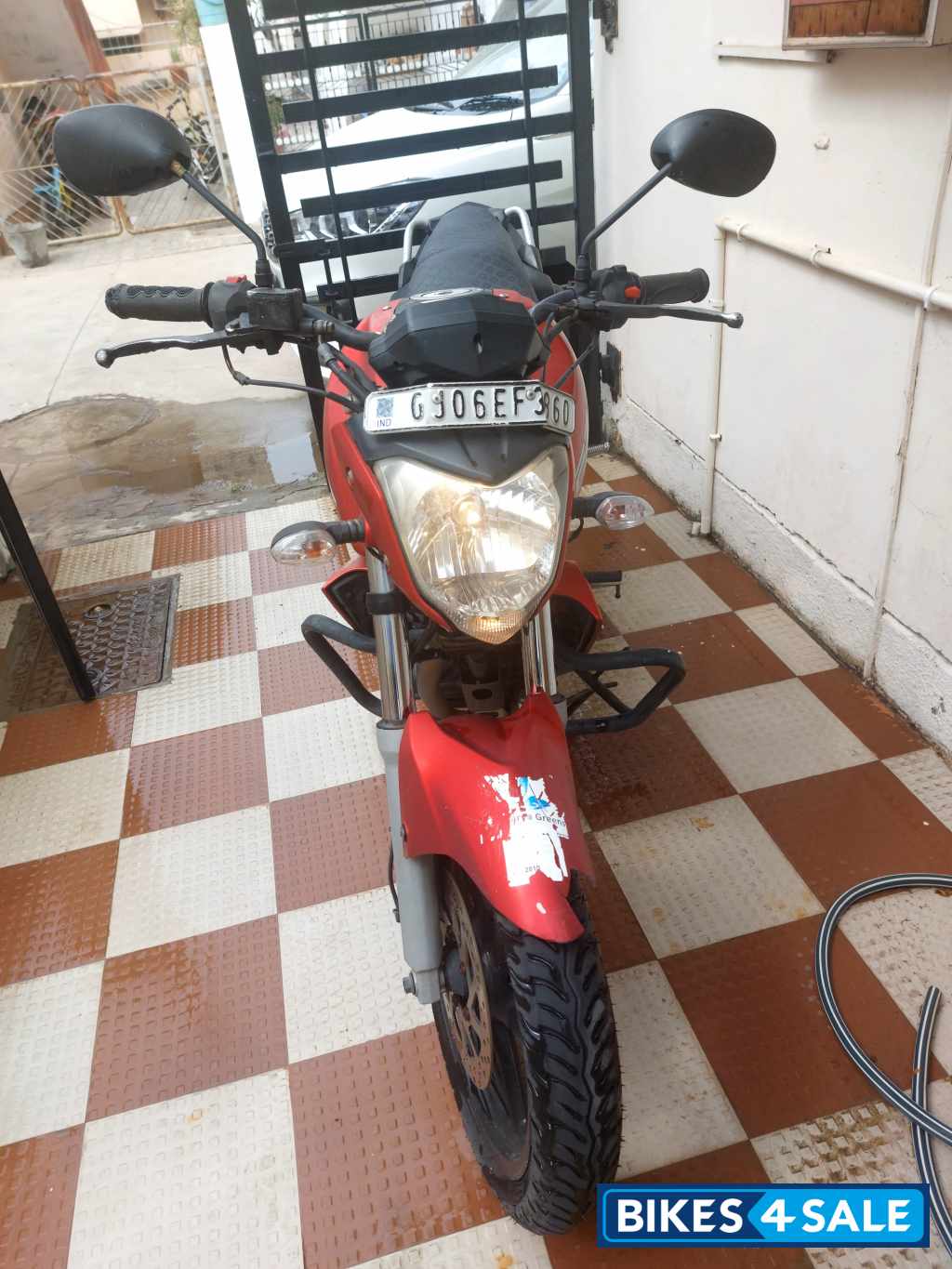 Red And Black Yamaha FZ16