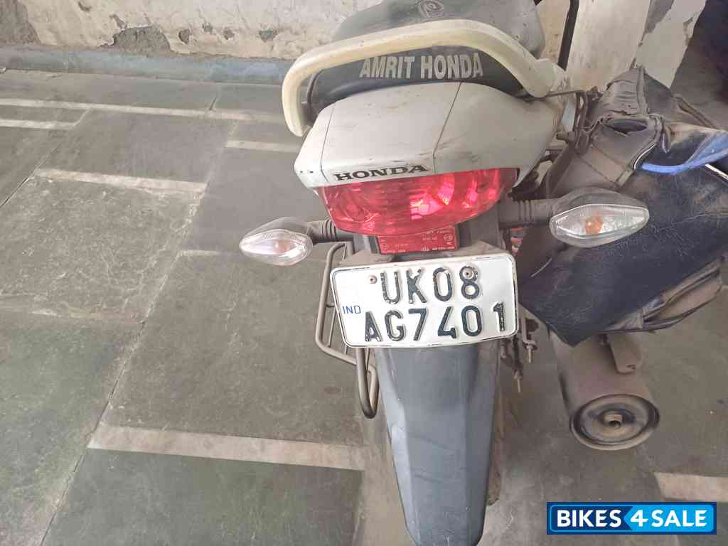 White Honda Shine 125 Disc