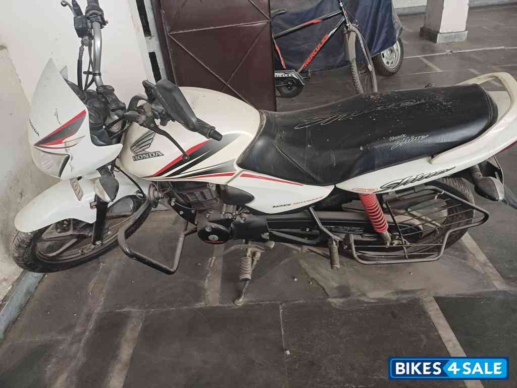 White Honda Shine 125 Disc