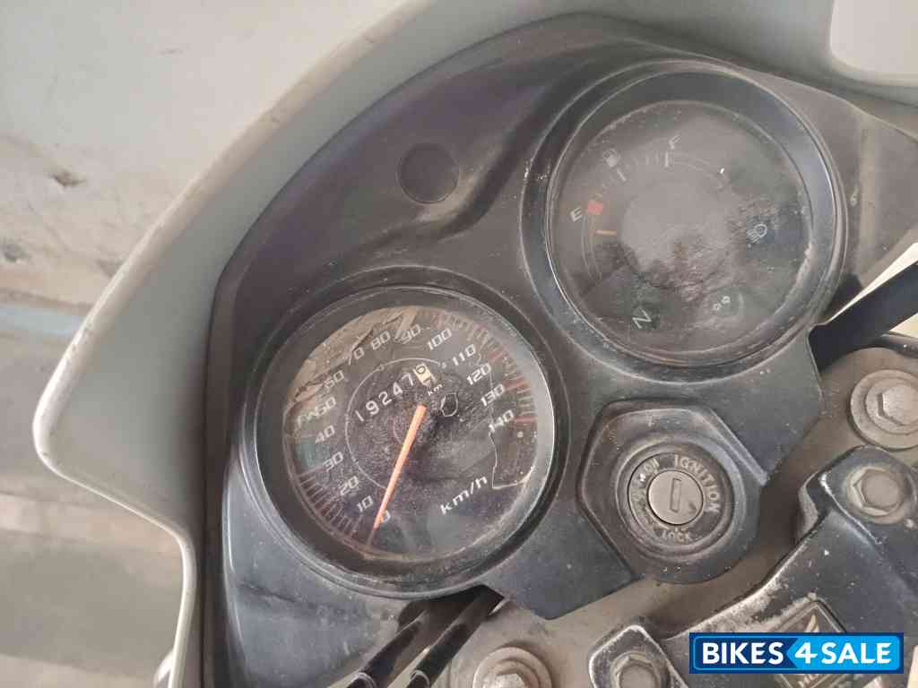 White Honda Shine 125 Disc