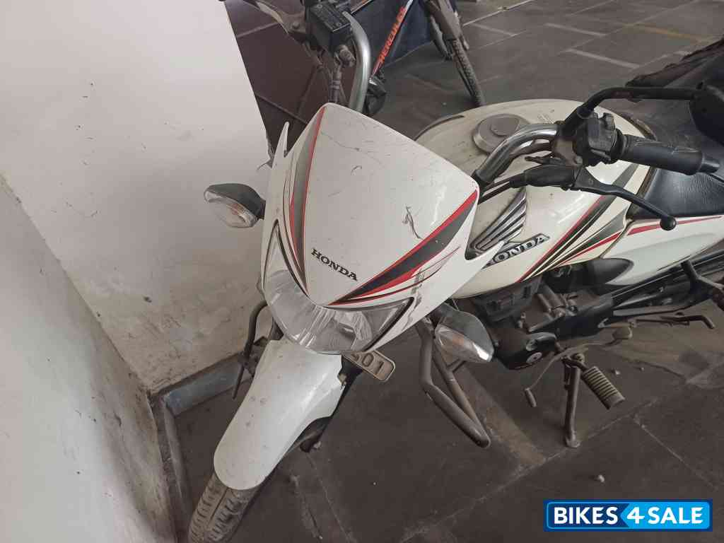 White Honda Shine 125 Disc