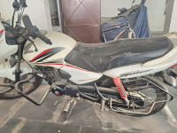 White Honda Shine 125 Disc