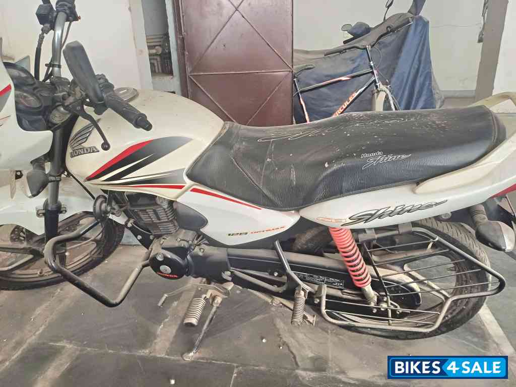 White Honda Shine 125 Disc