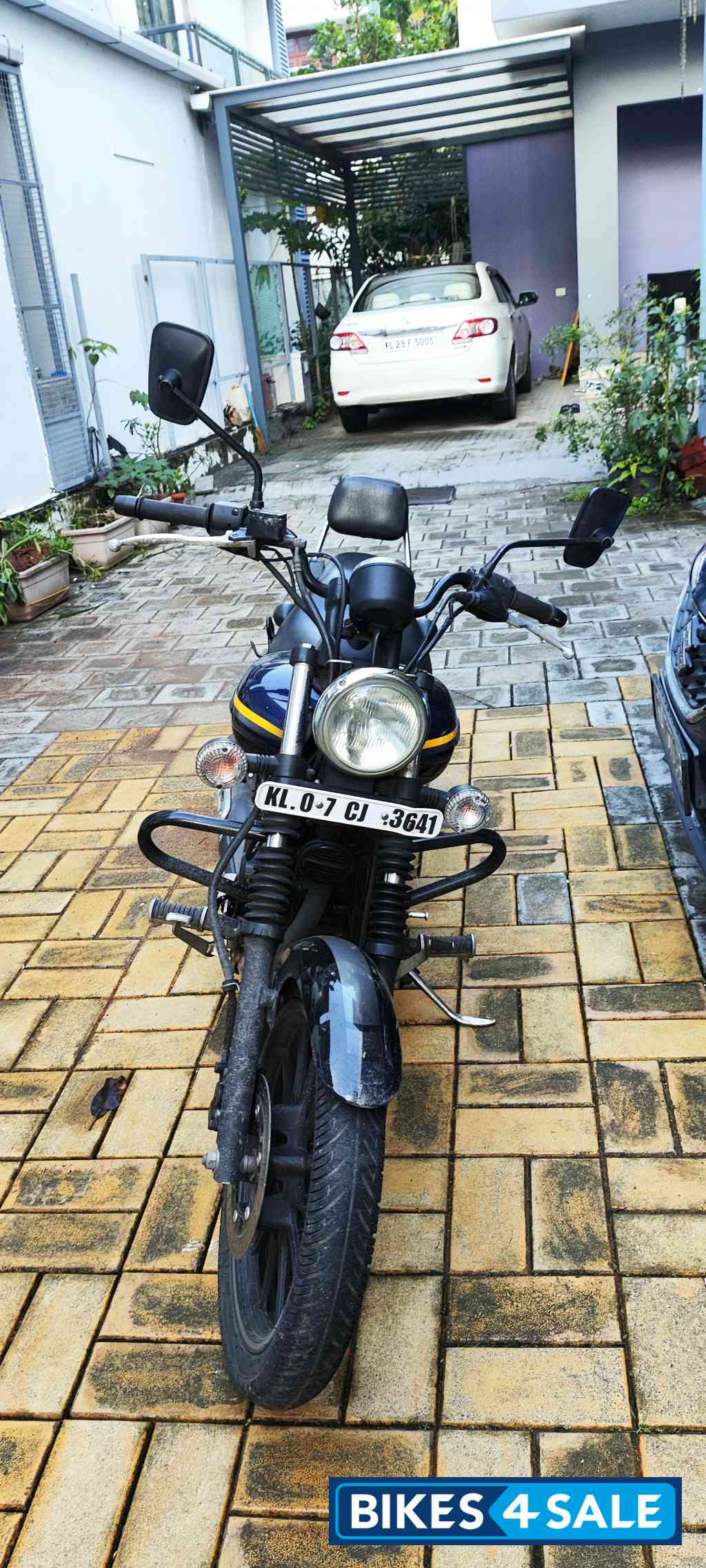 Blue Bajaj Avenger Street 150